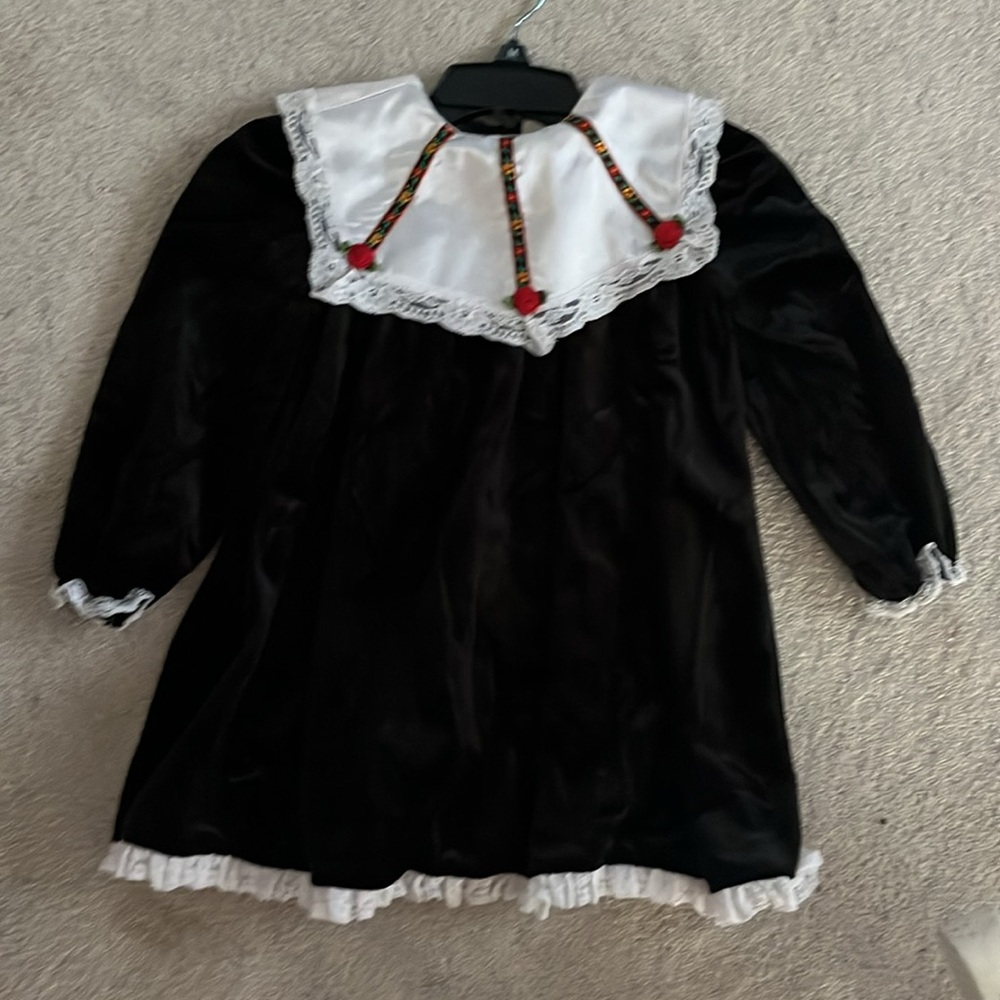 5/20🔴 Black Velvet and WhiteGirls Dress Sz 6 Lace Flowers accent Long sleeves.